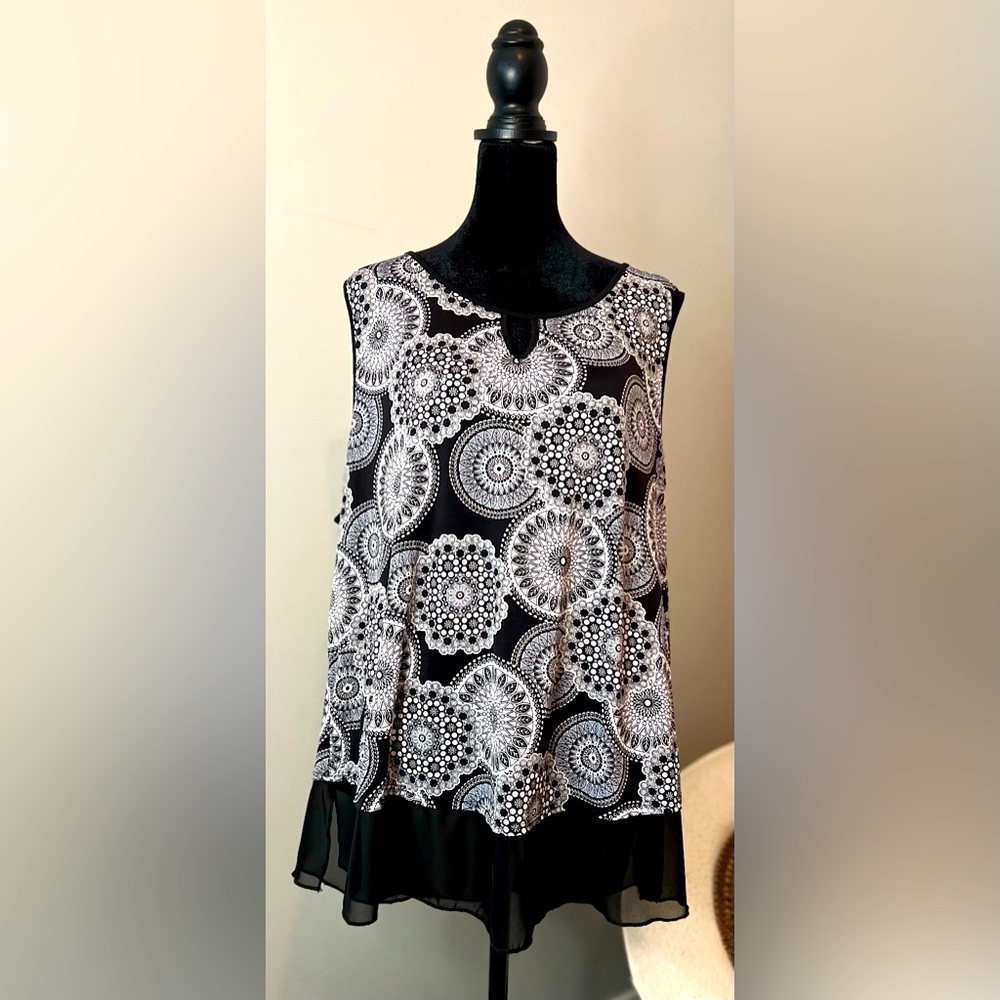Sleeveless Black and White Blouse Size XXL
